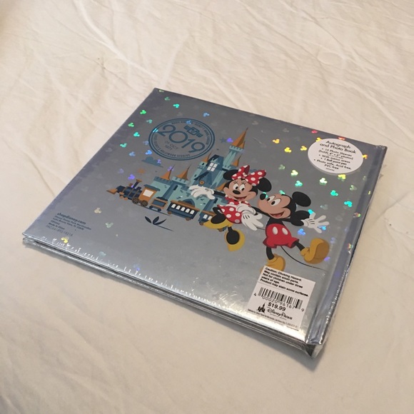 Mickey Mouse and Friends Autograph and Photo Album - Picture 5 of 7